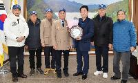 고엽제전우회 화천군지회, 창립 8주년 기념… 최문순 군수에 감사패 전달