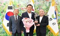 대한노인회 강원특별자치도연합회, 김세훈 화천군수에 취임 축하패 전달