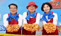 물보라에 웃음꽃 ‘활짝’…화천 '토마티발', 여름을 즐겼다